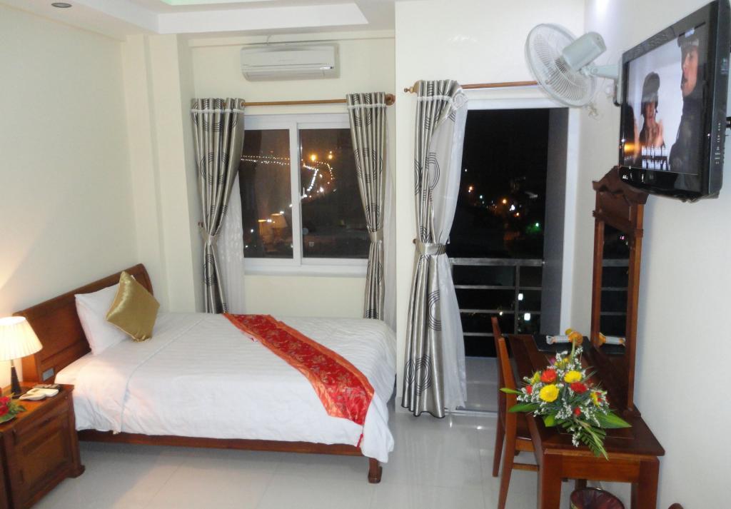 Hoang Yen Canary Hotel Куинён Экстерьер фото